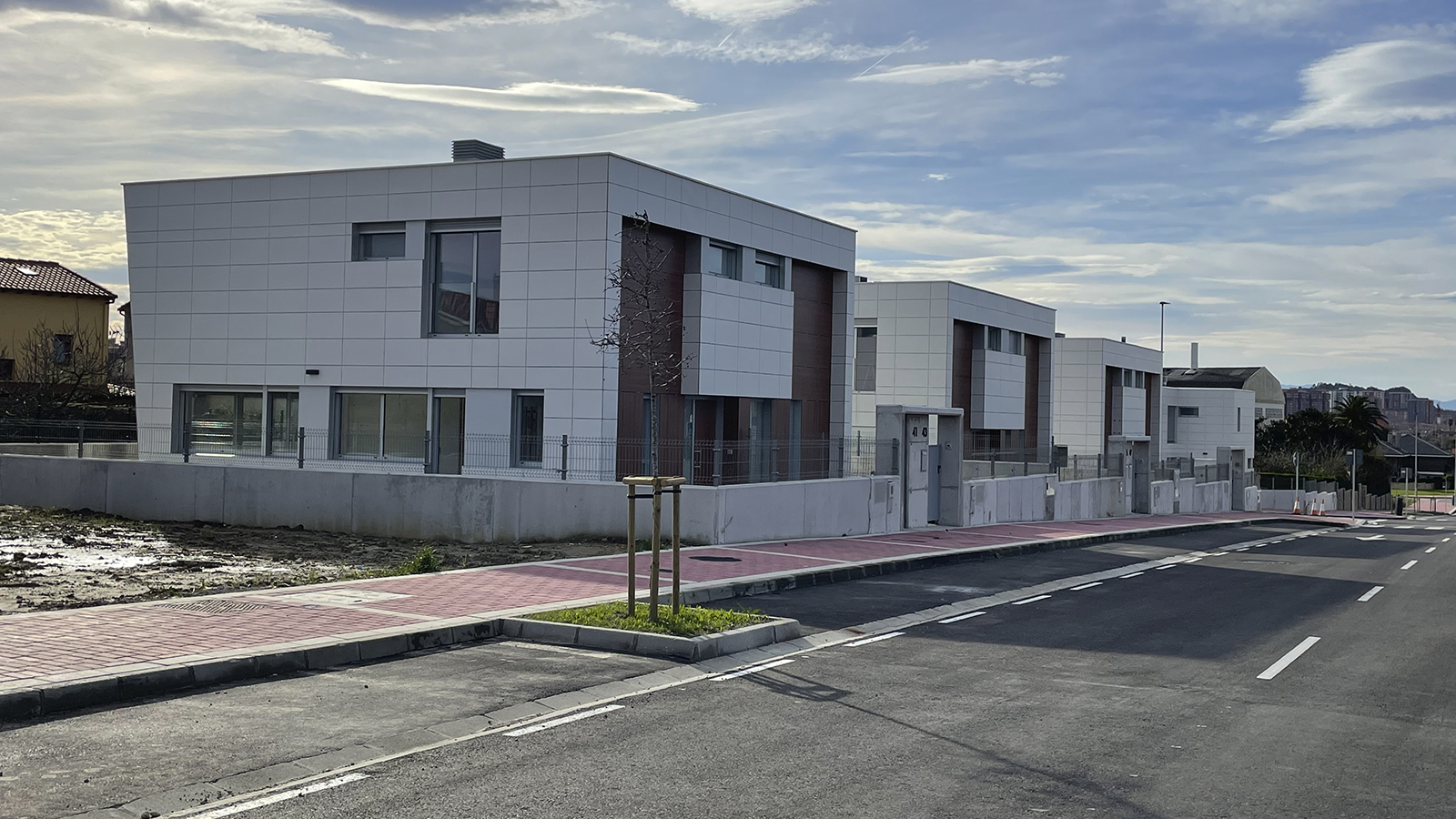 8 VIVIENDAS UNIFAMILIARES PAREADAS MONTE